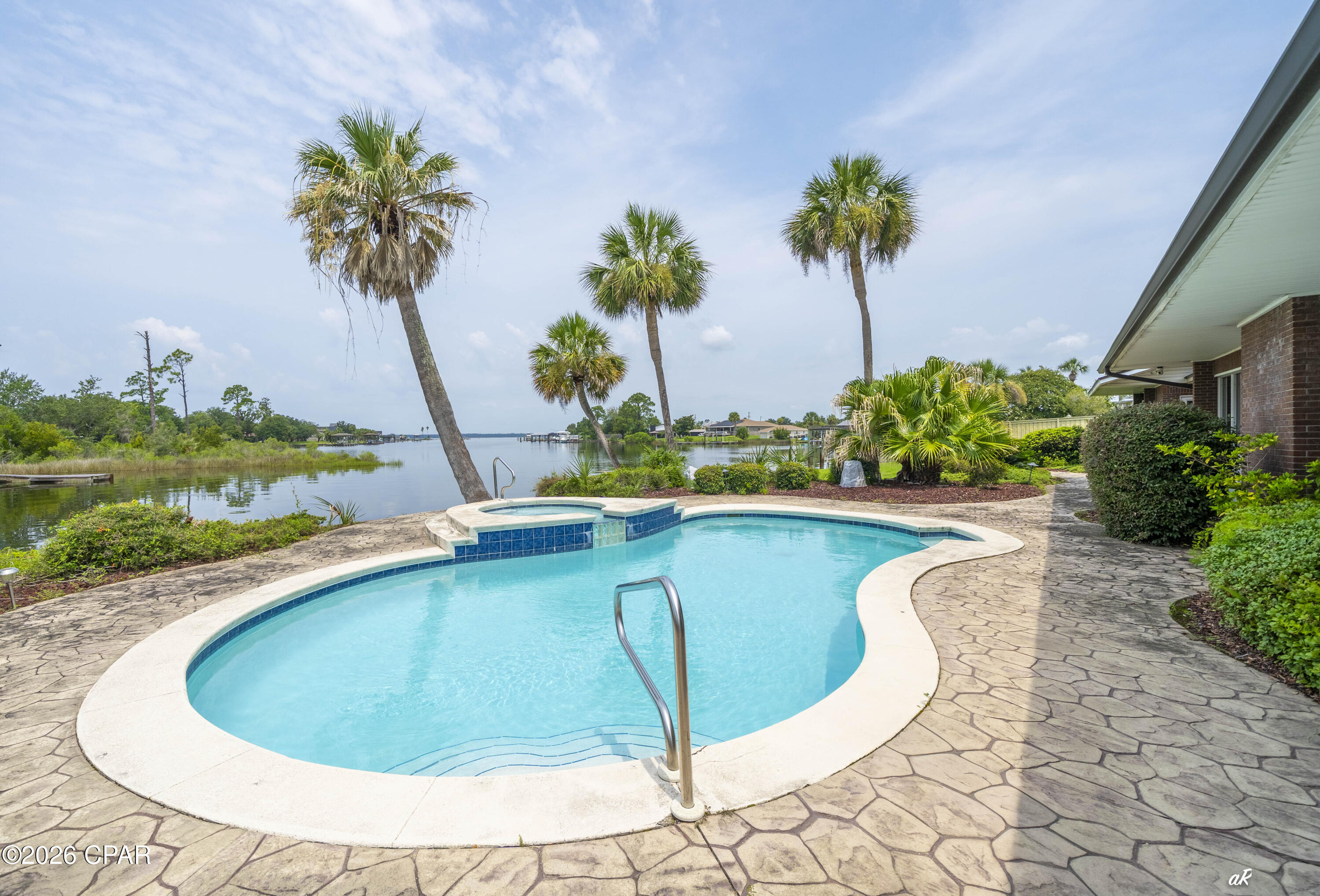 main property photo 25
