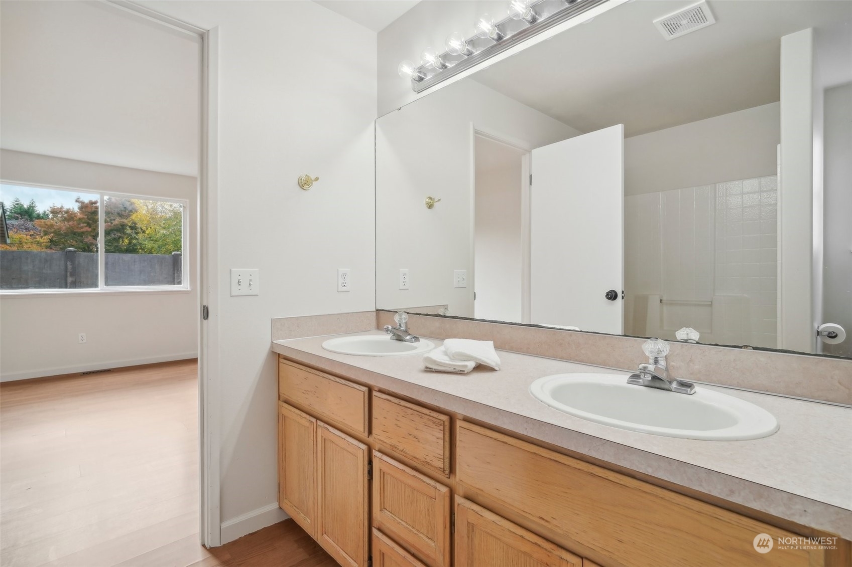 property viewer photo 16
