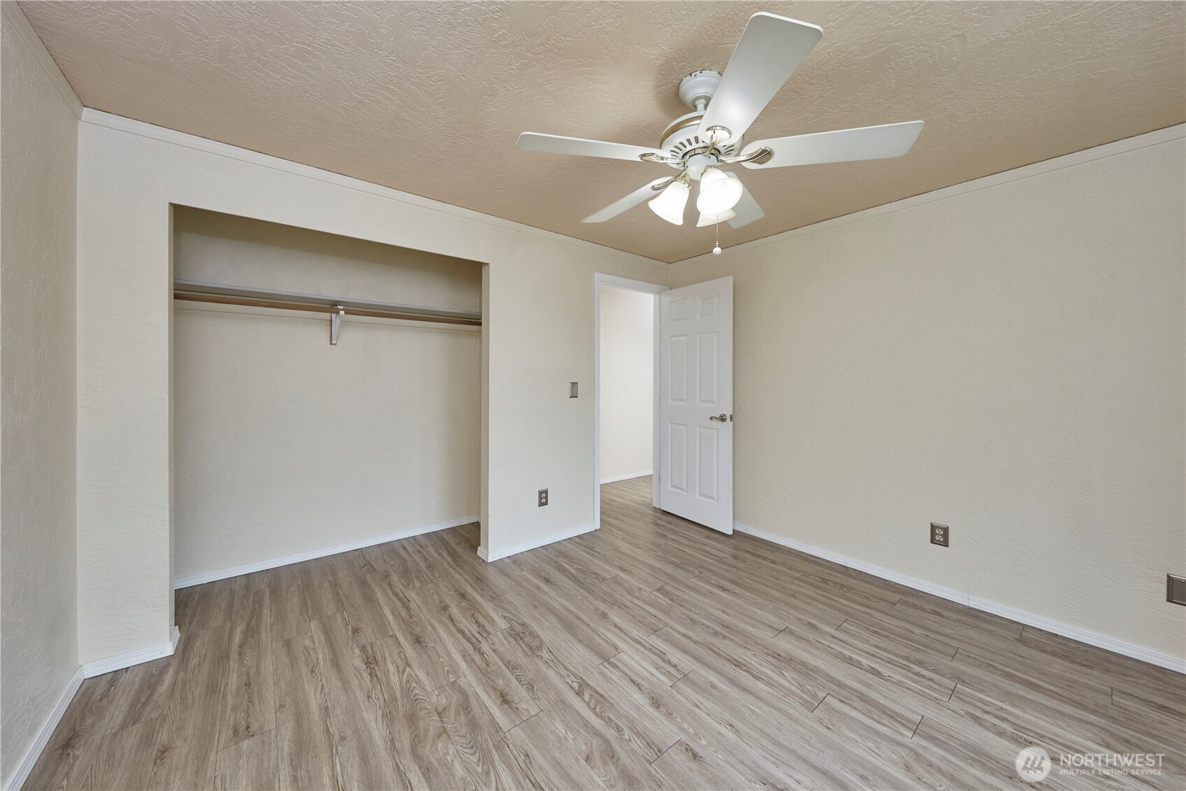 property viewer photo 25