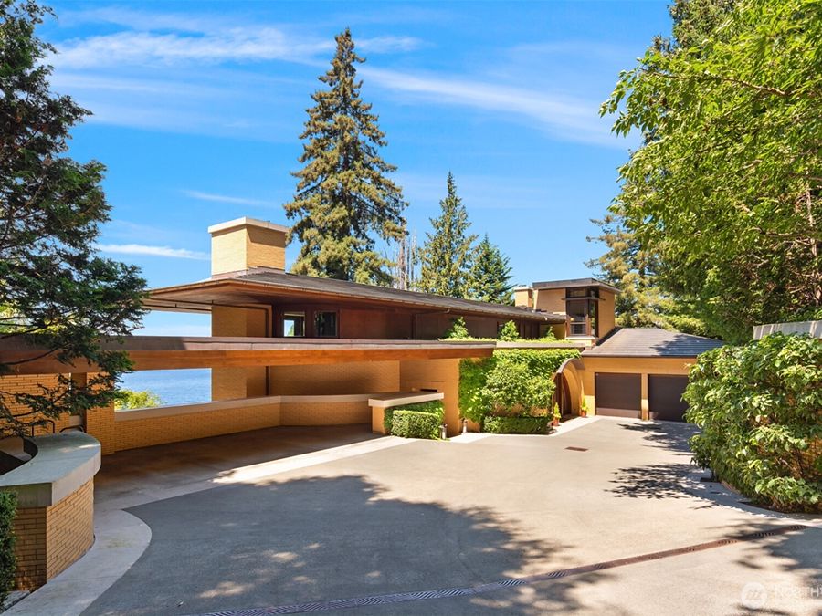 415 Shoreland Dr SE