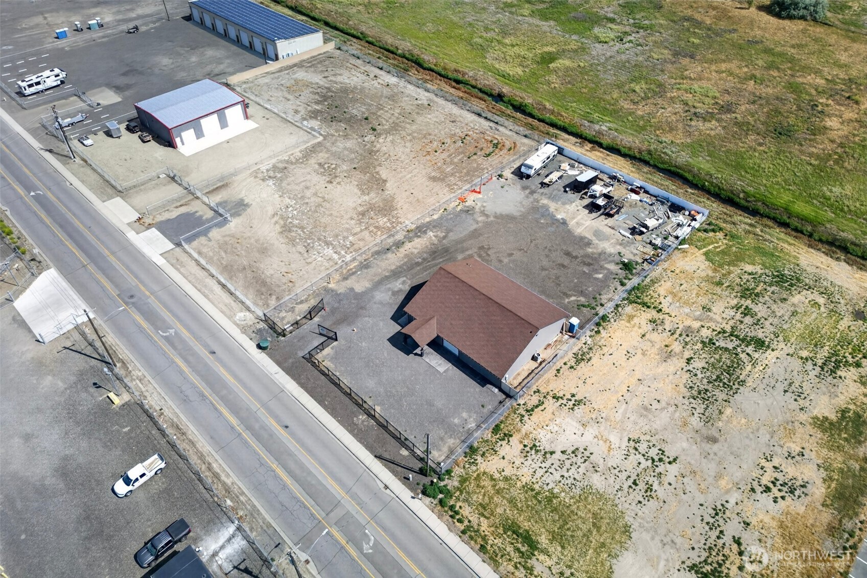main property photo 25