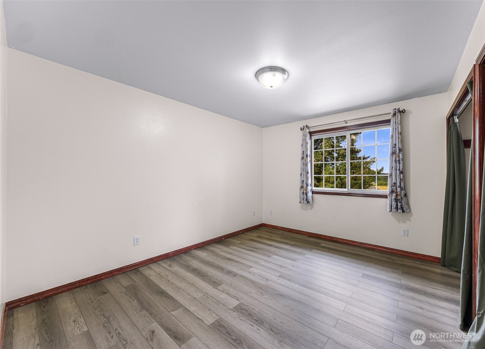 property viewer photo 25