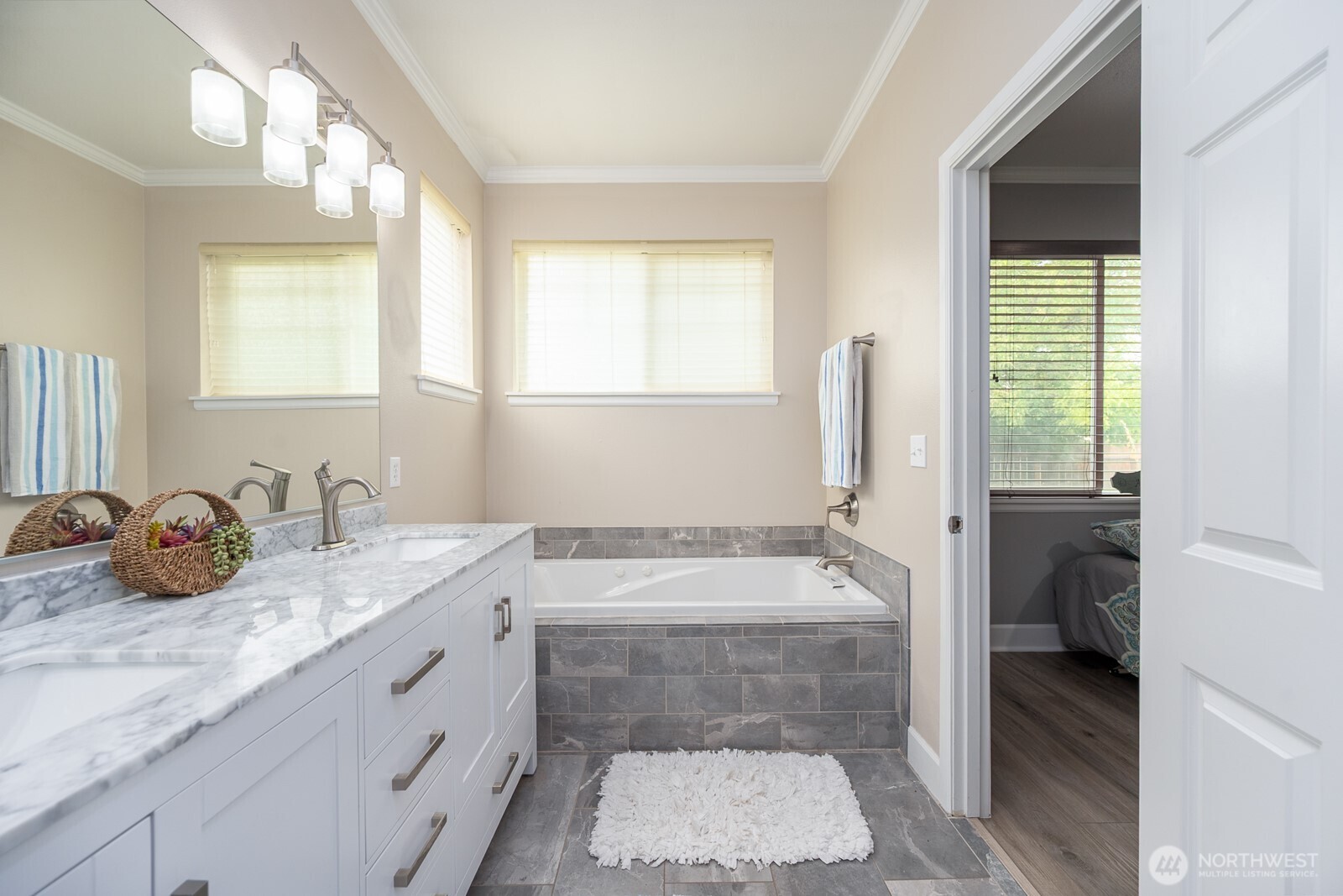 property viewer photo 18
