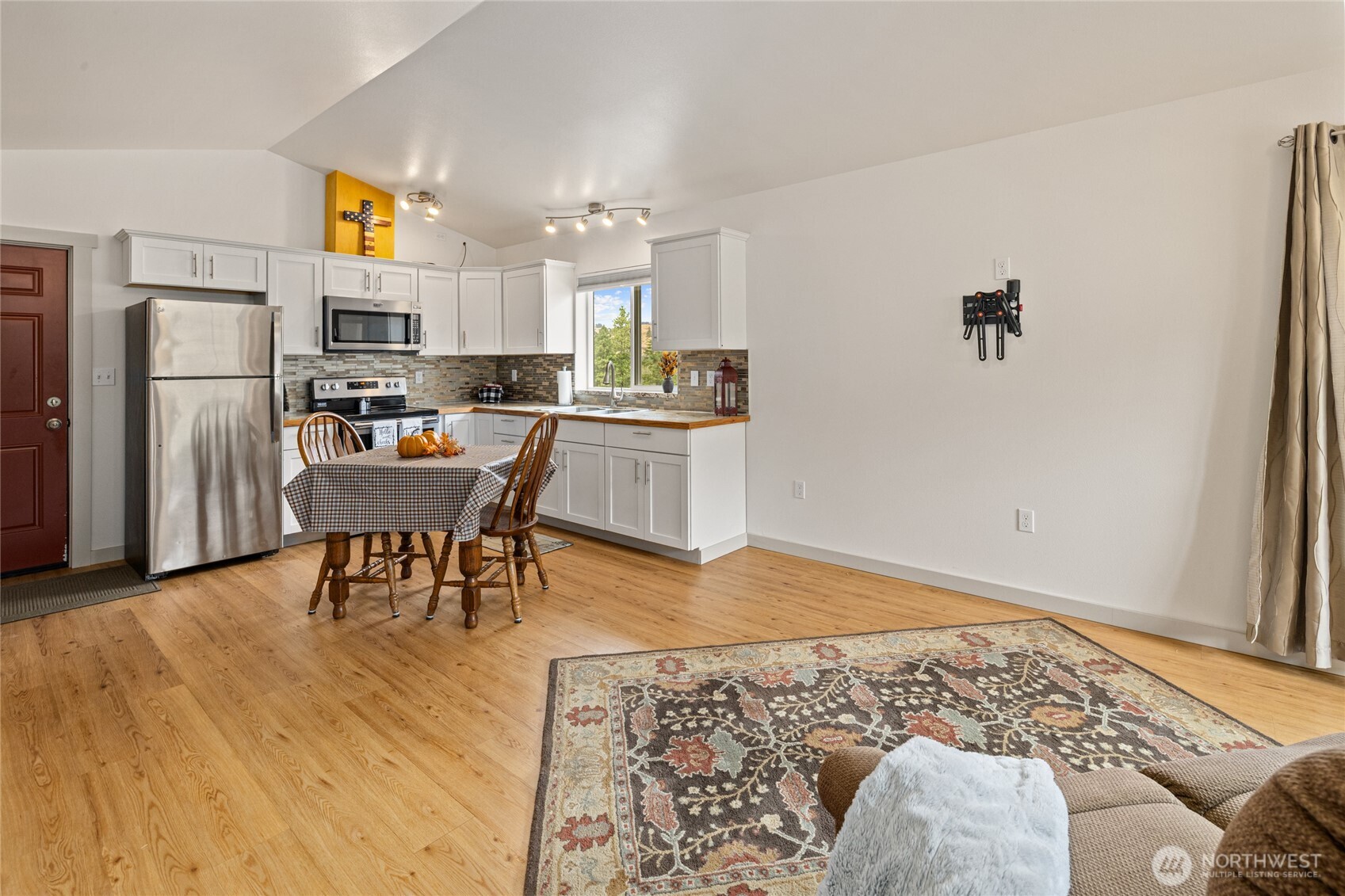 main property photo 5