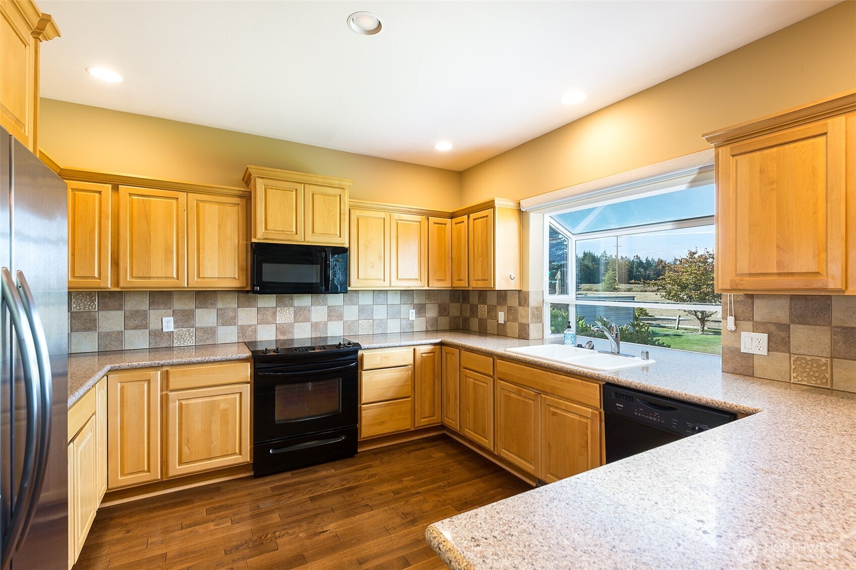 main property photo 16