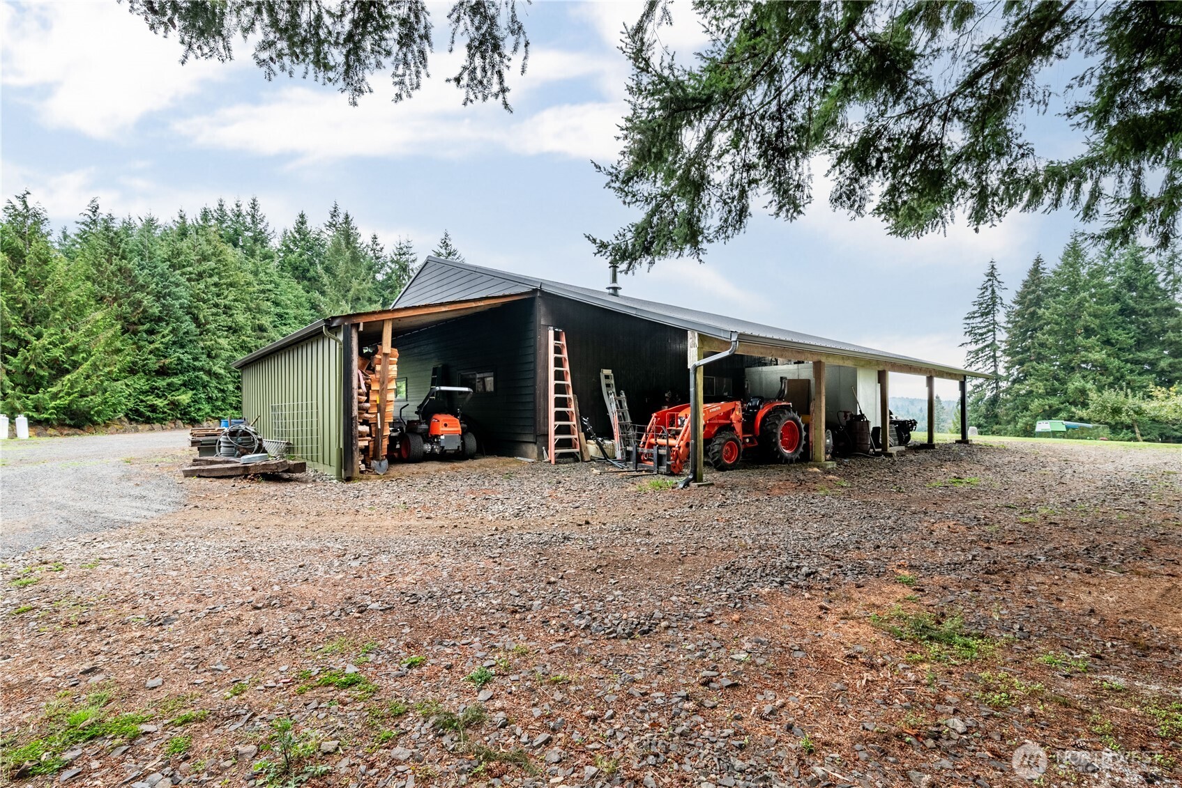main property photo 28