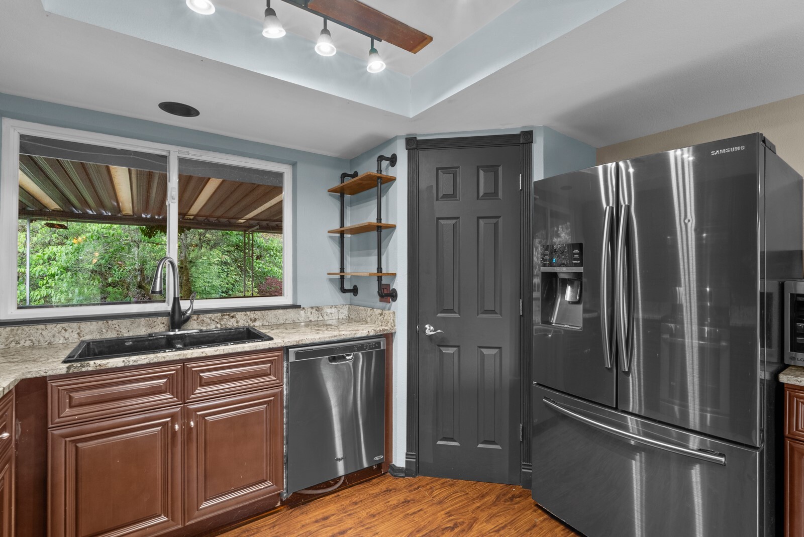 main property photo 8