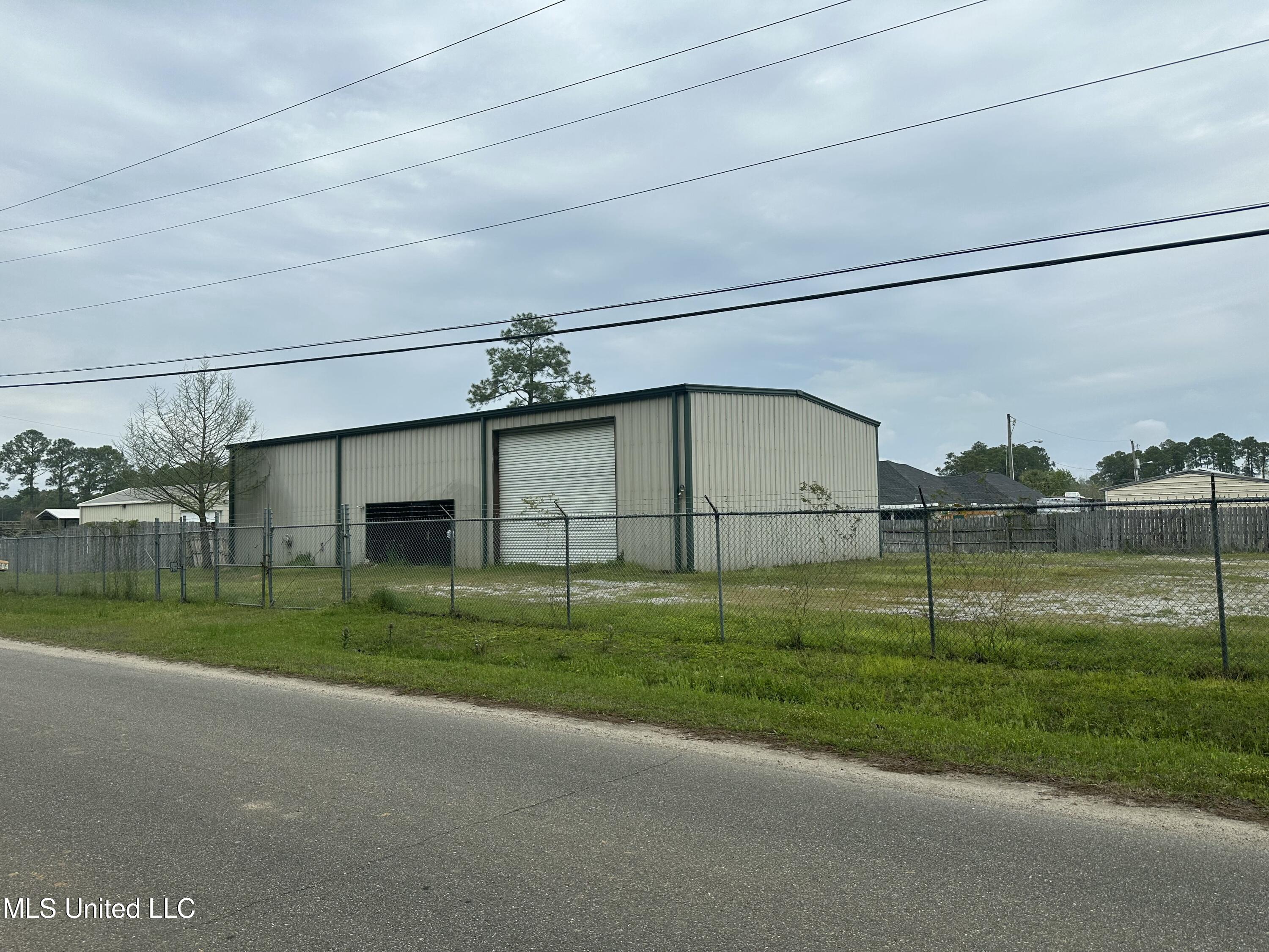 304 Gulfside St, Waveland, MS 39576