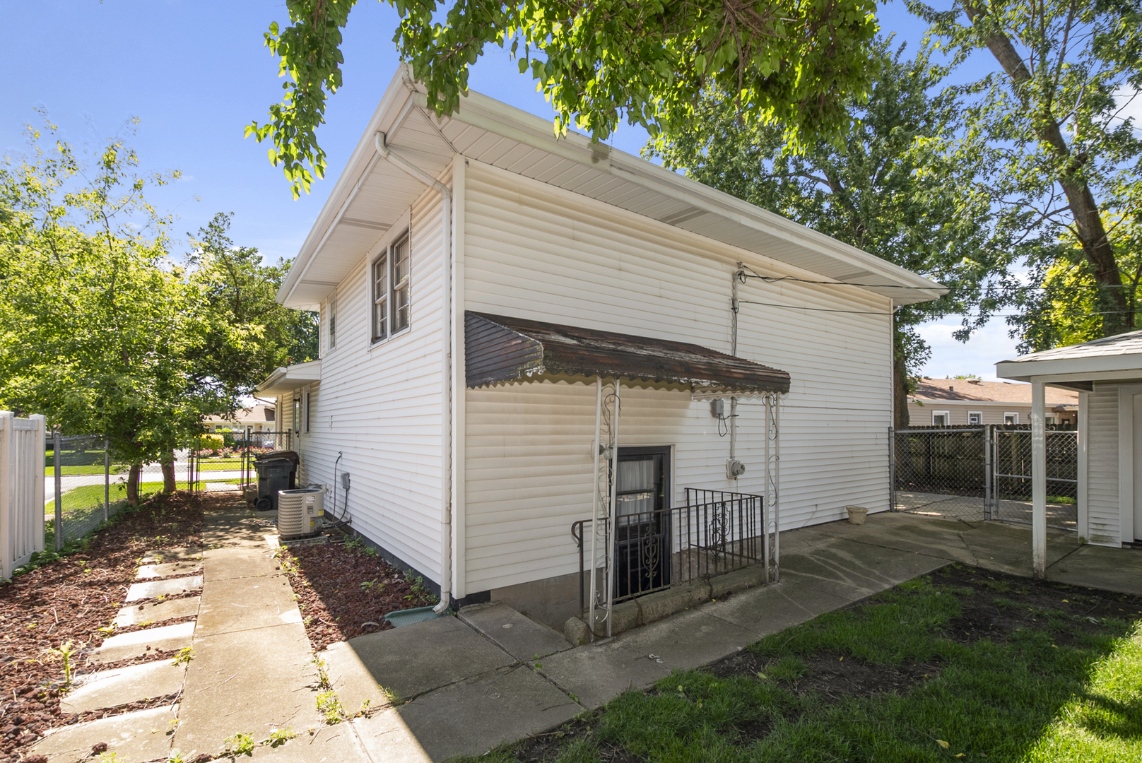 main property photo 16
