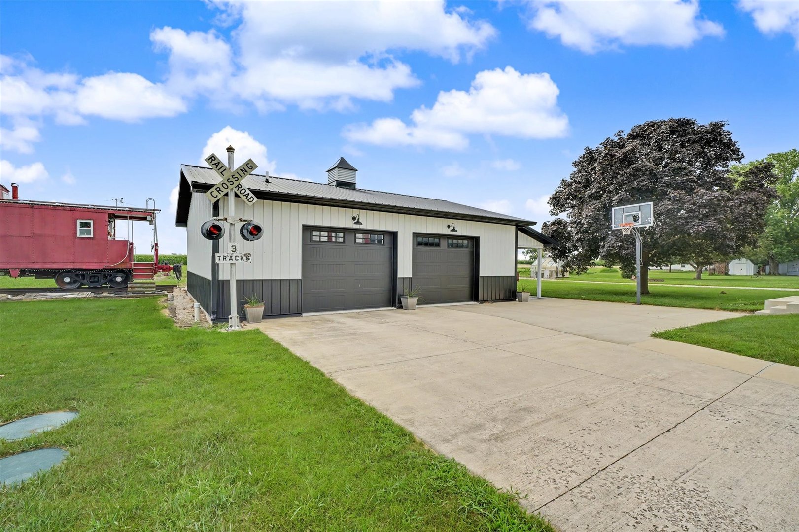 main property photo 40