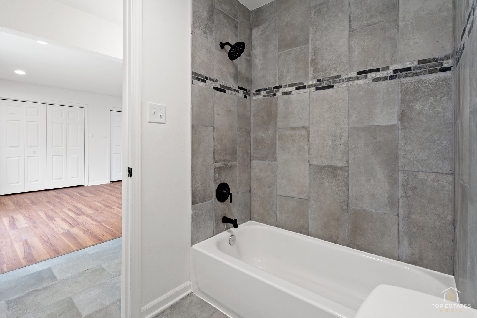 property viewer photo 26