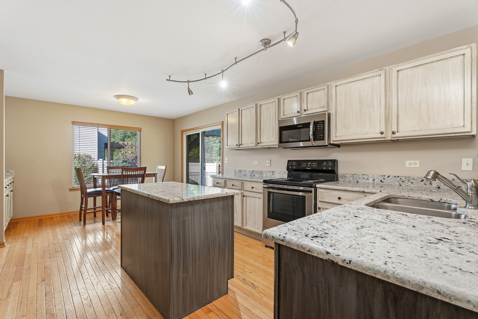 property viewer photo 2