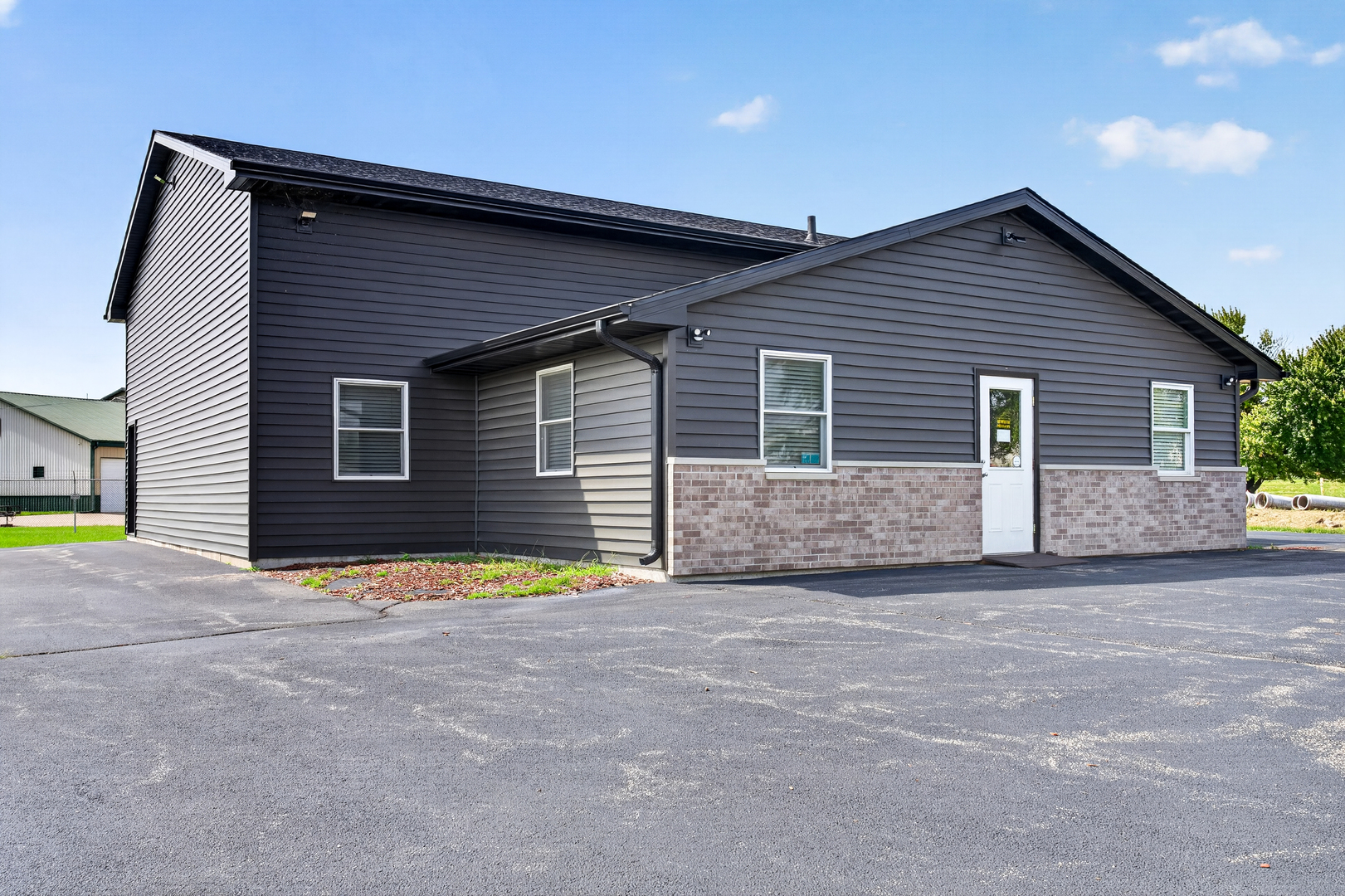 1960 S 21St St, Clinton, IA 52732