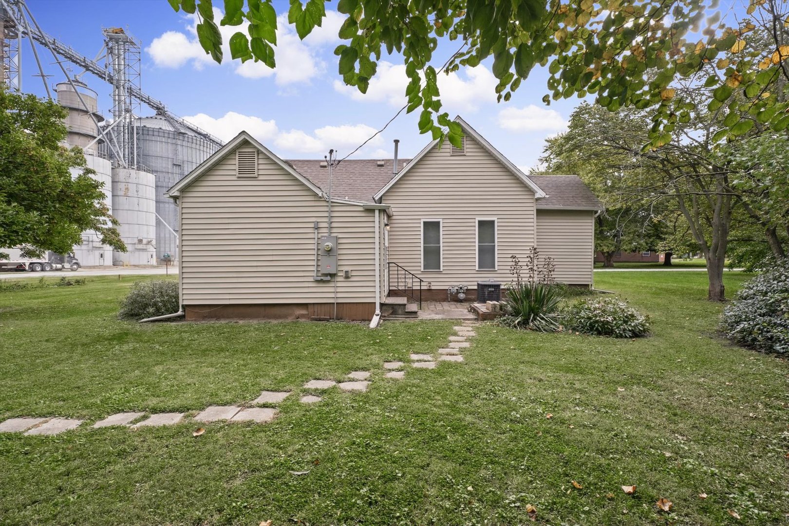 main property photo 28