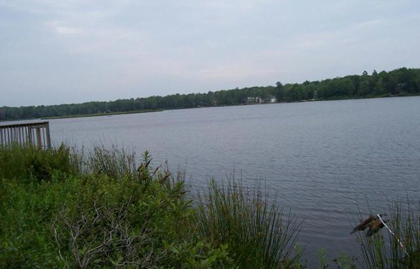 152 Waterfront Dr, Tobyhanna, PA 18466