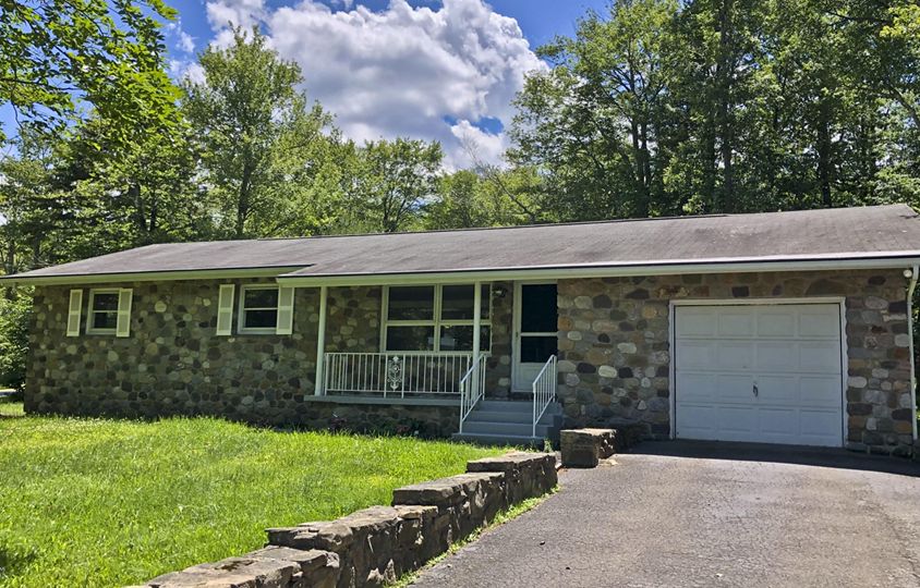20 Walters Ln, Gouldsboro, PA 18424