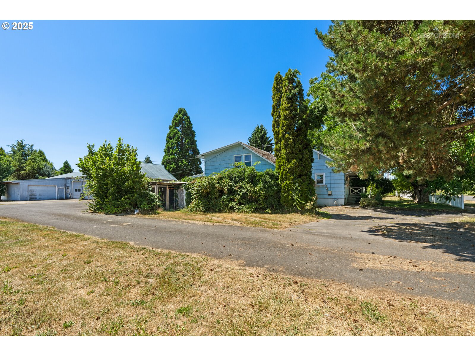 main property photo 40
