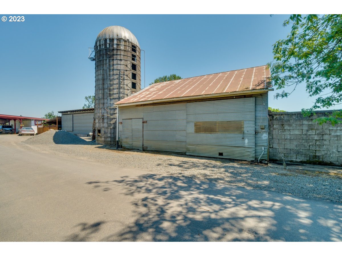 main property photo 11