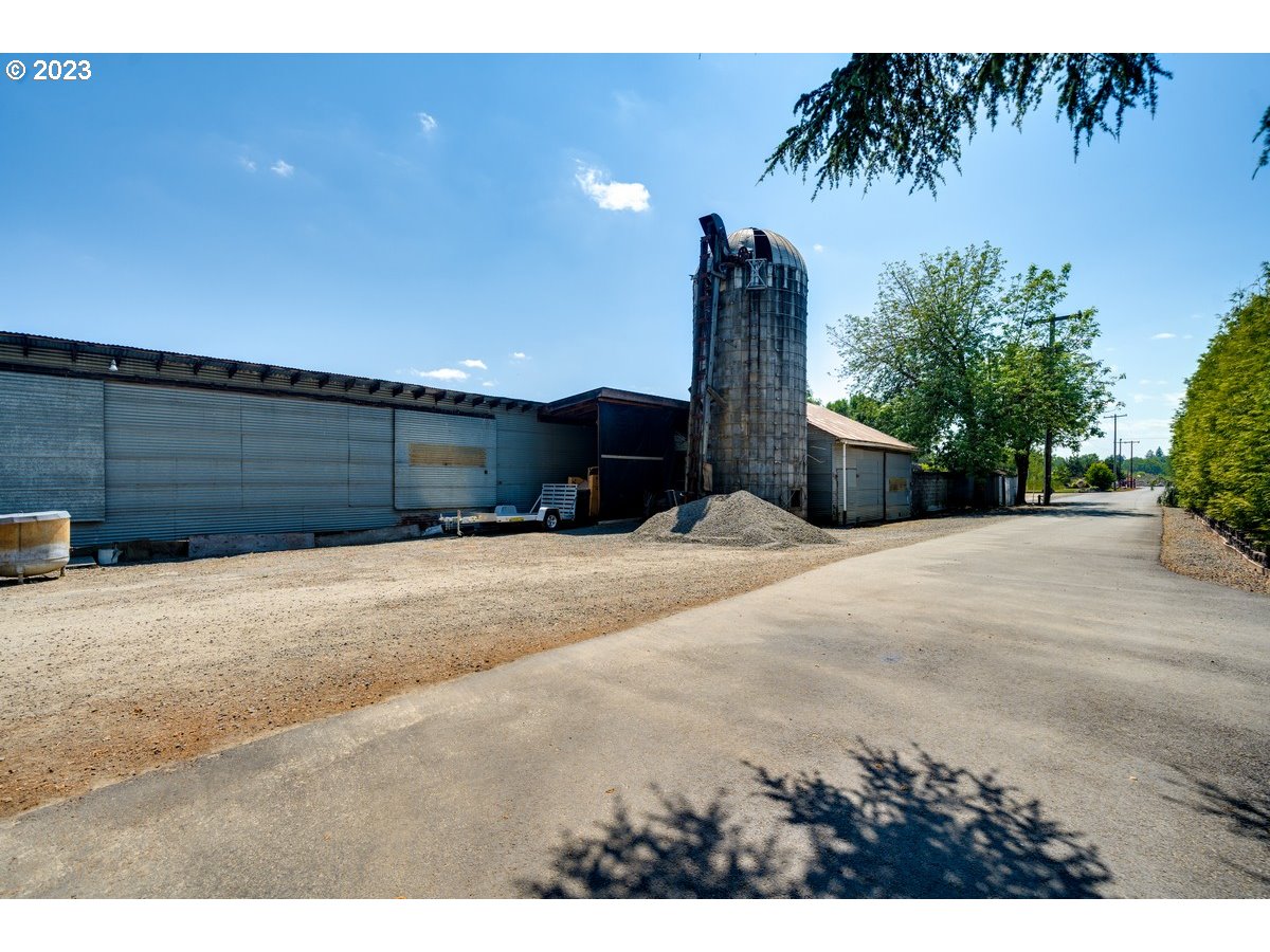 main property photo 12