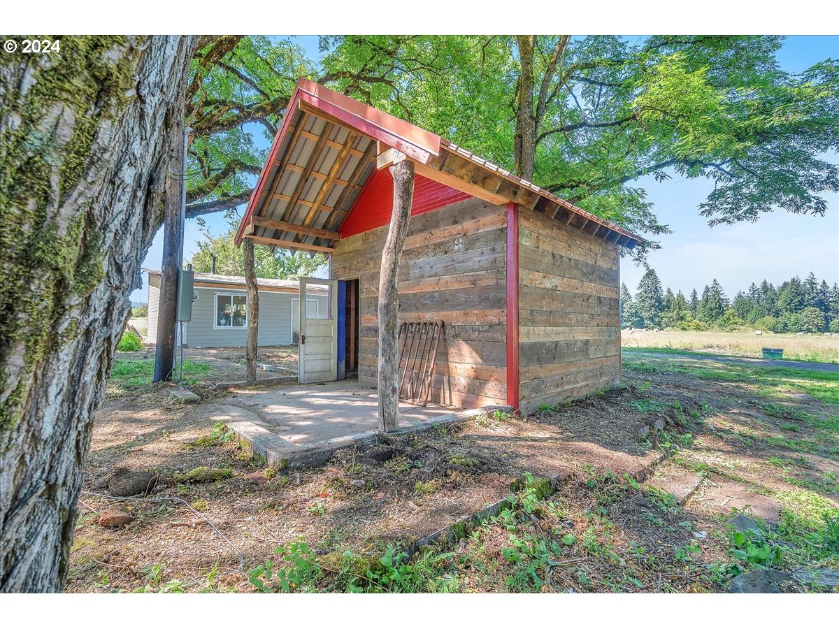 main property photo 40