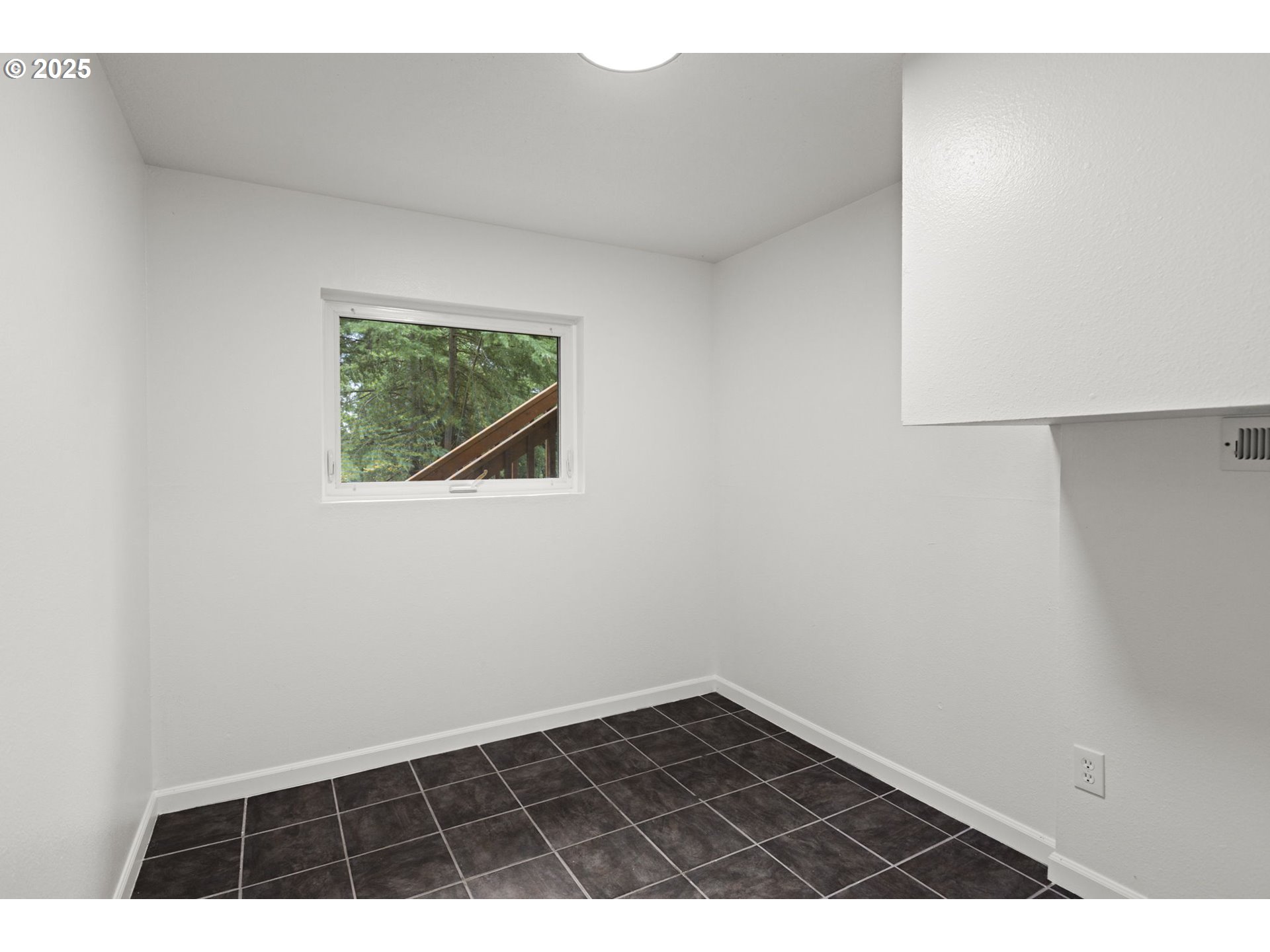 property viewer photo 26