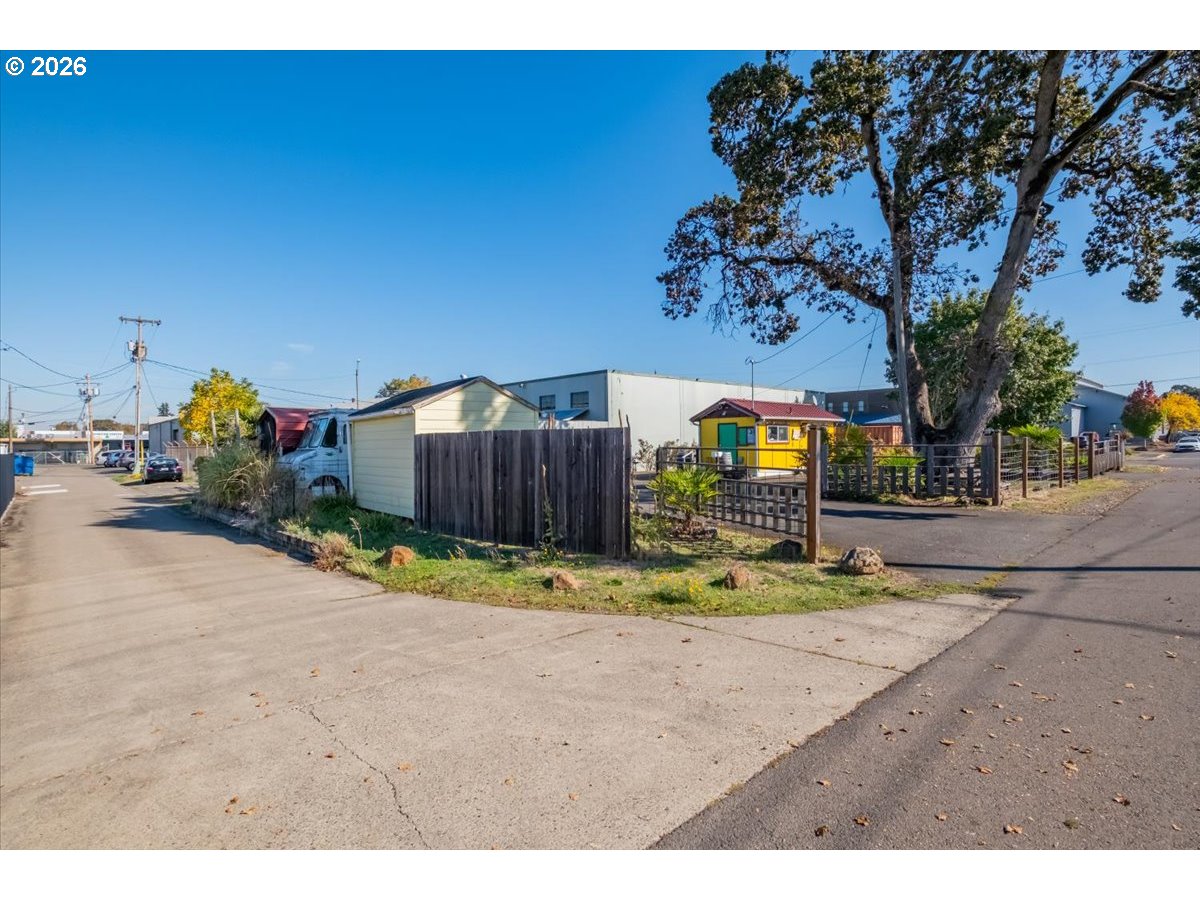 main property photo 30