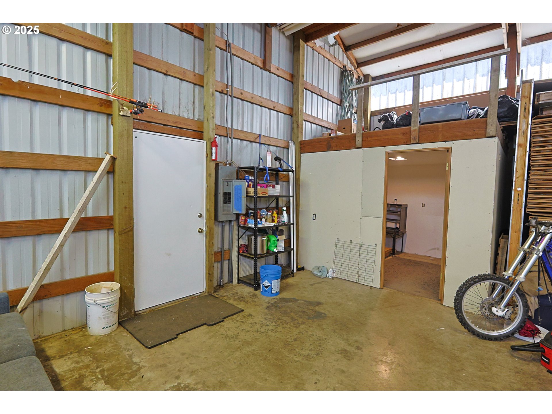 main property photo 28
