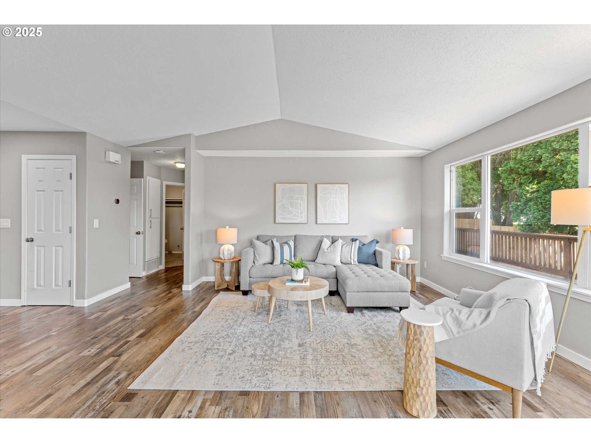 property viewer photo 3