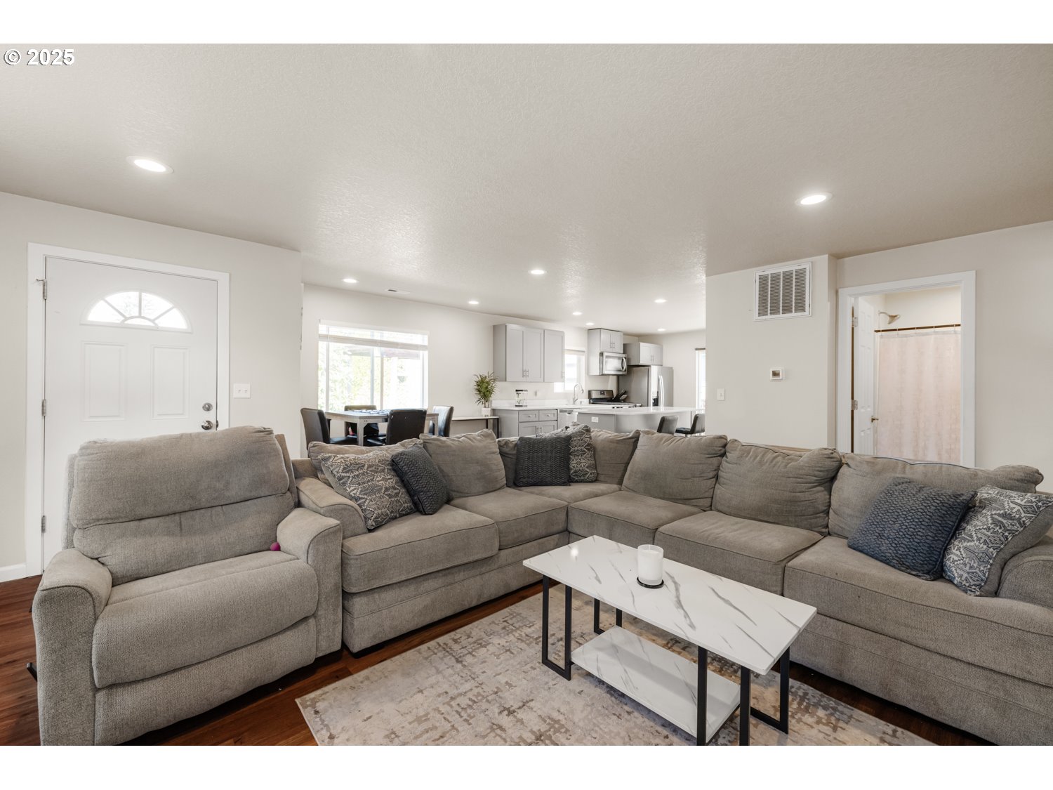 property viewer photo 3
