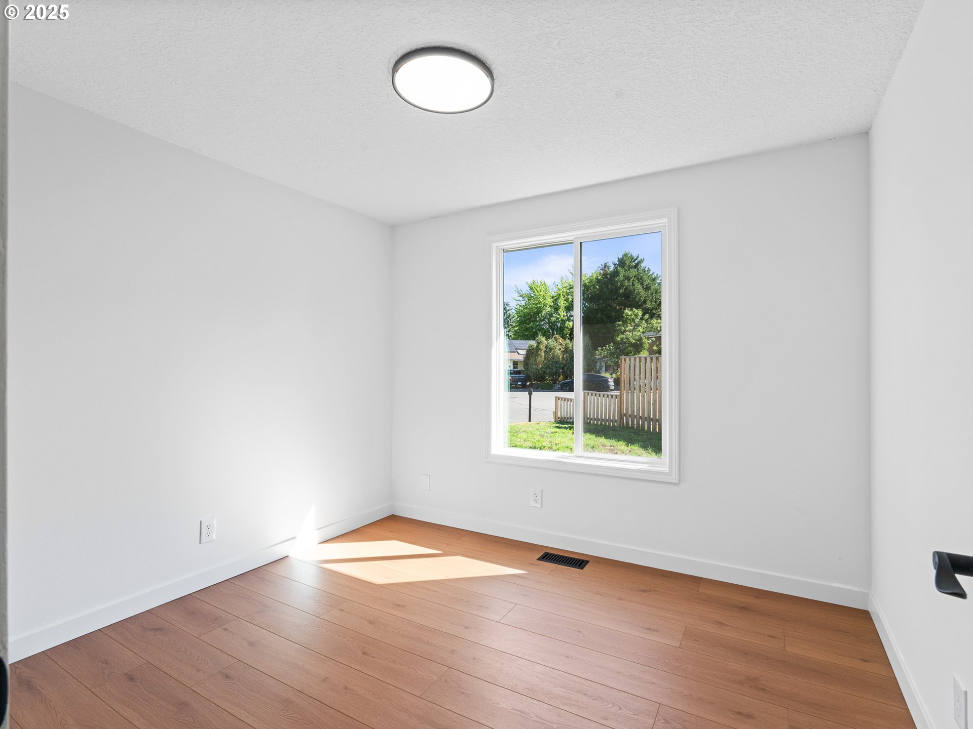property viewer photo 18