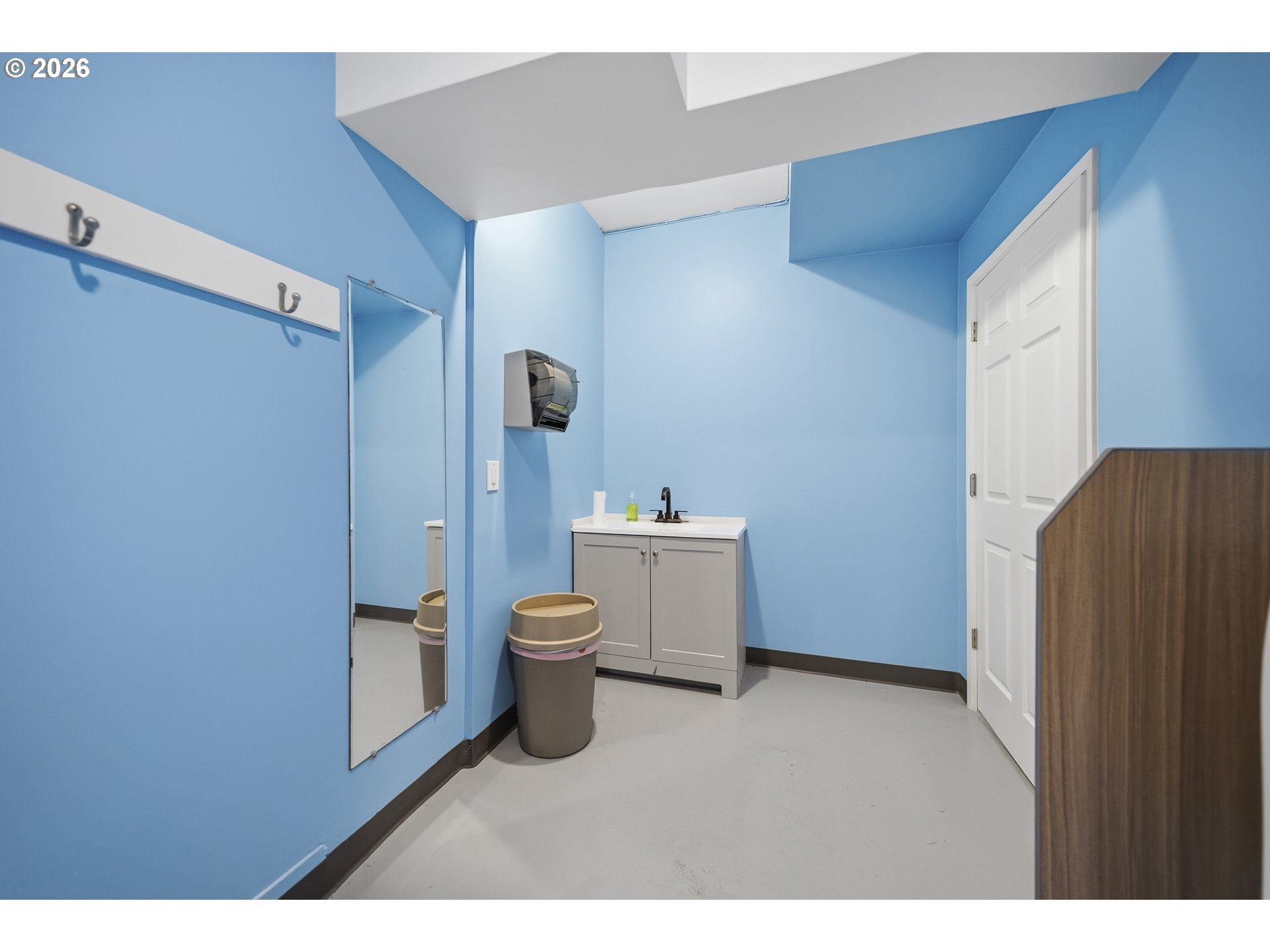 main property photo 28