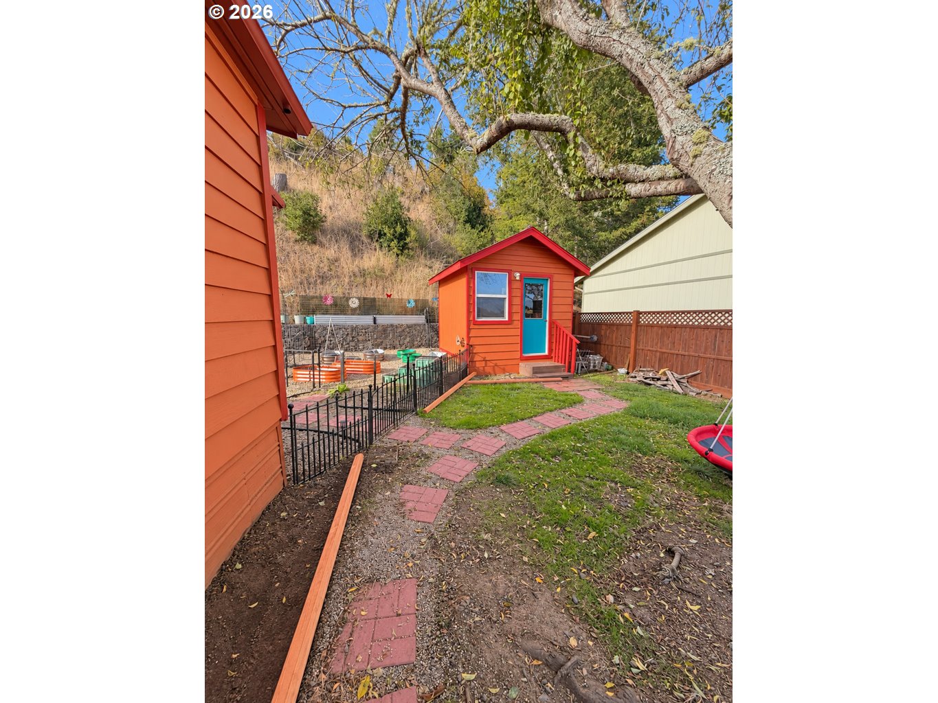 main property photo 28