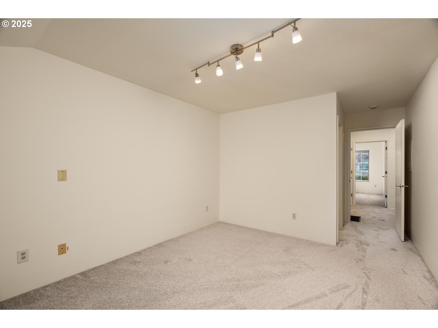 property viewer photo 27
