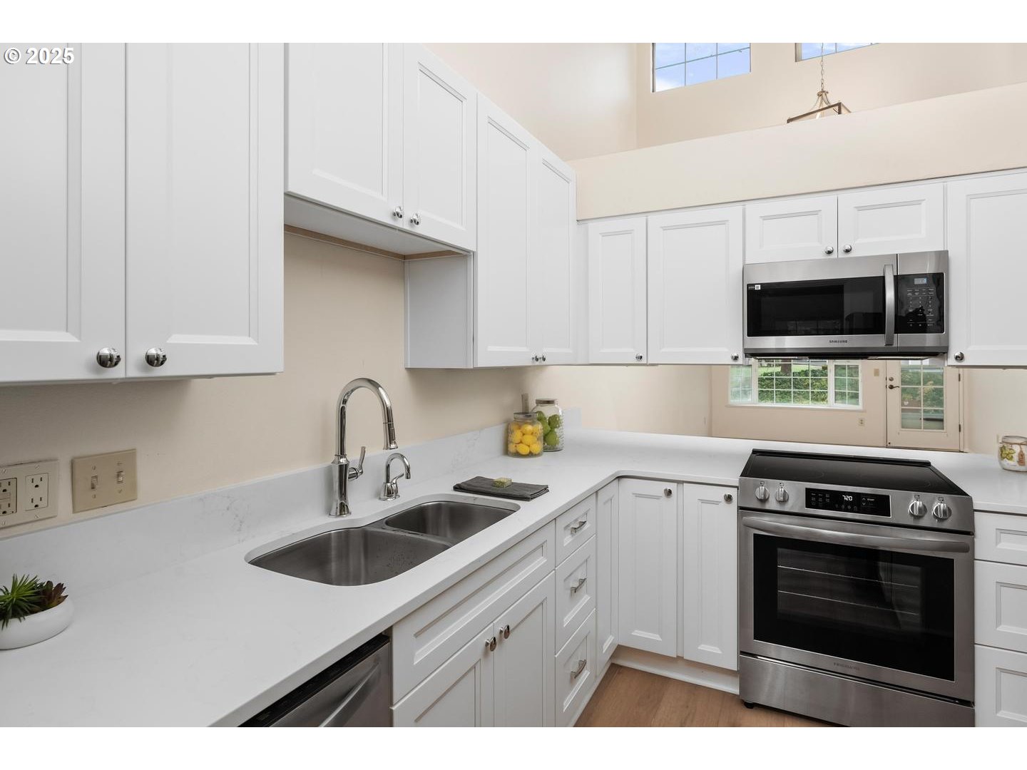 property viewer photo 6