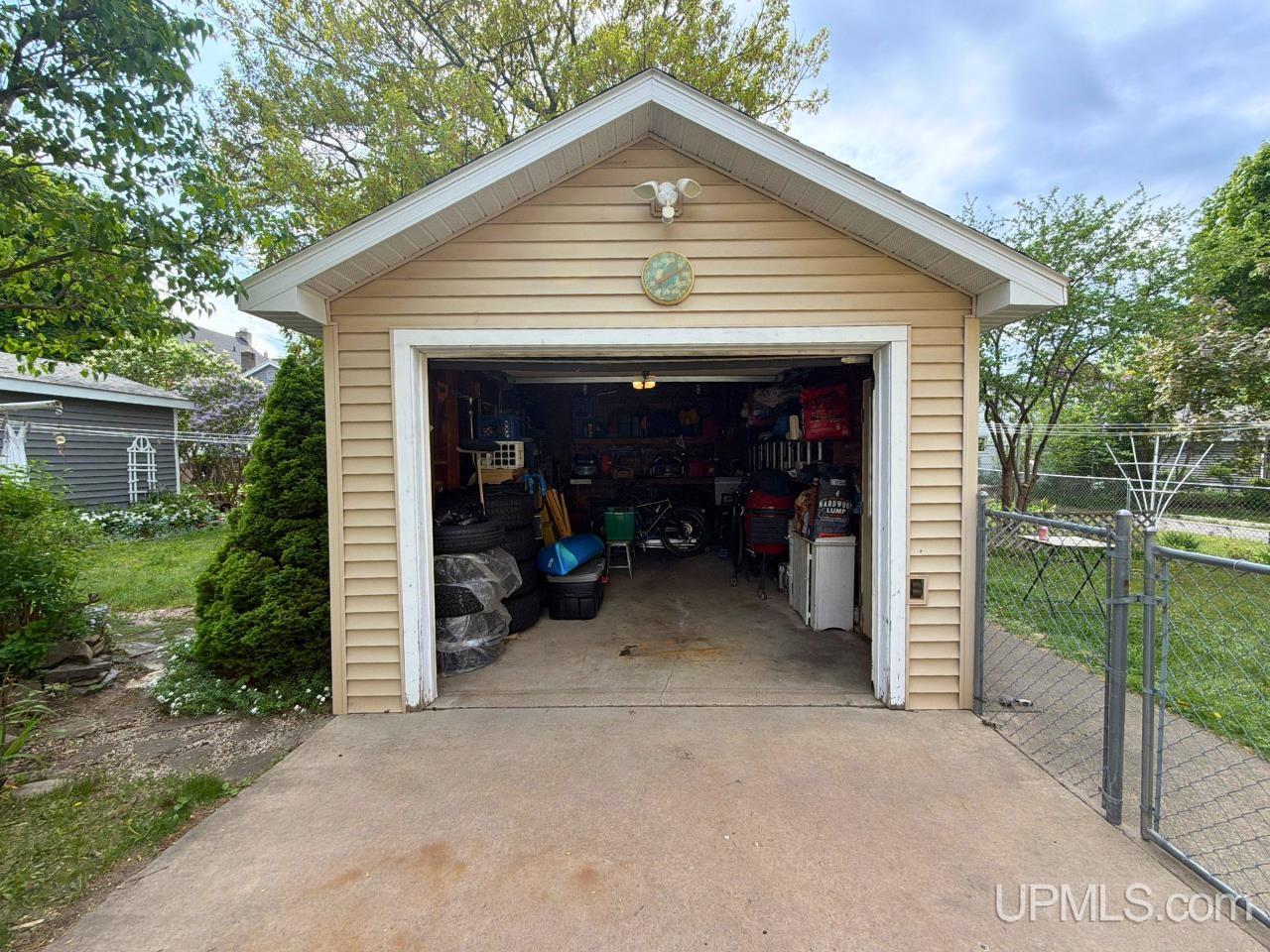 main property photo 41