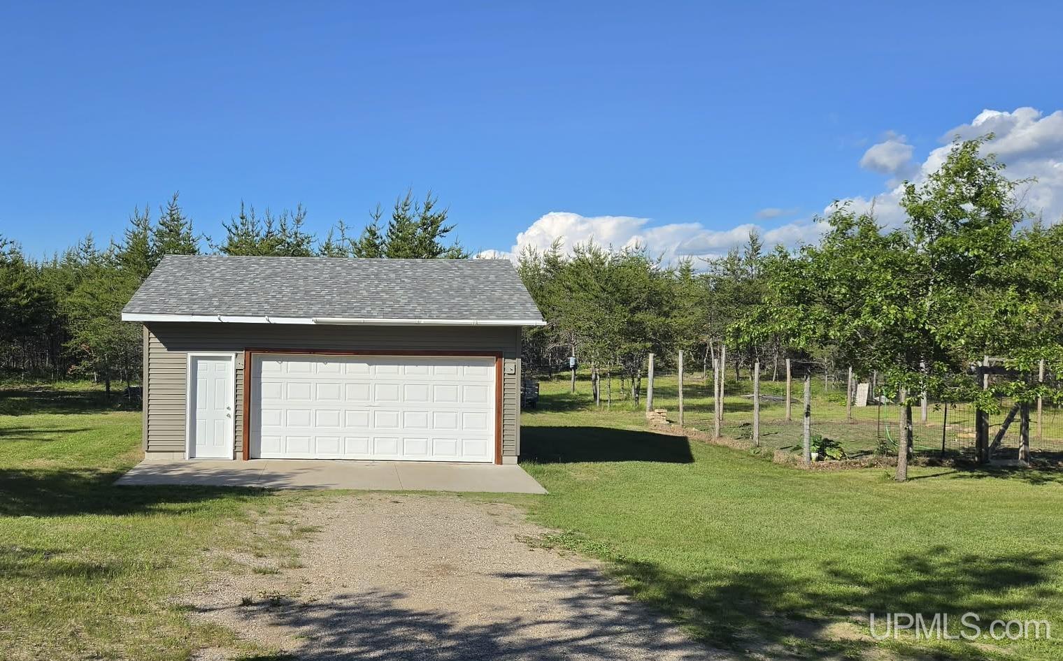main property photo 40