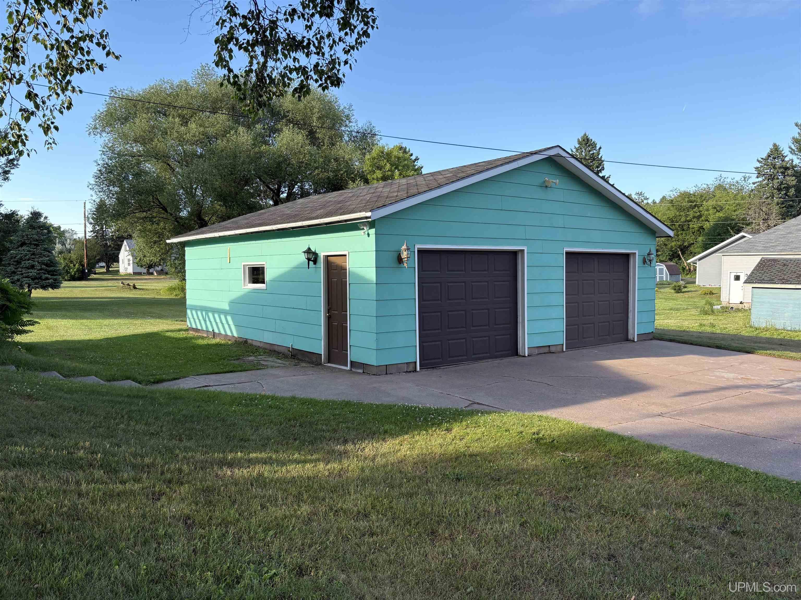 main property photo 33