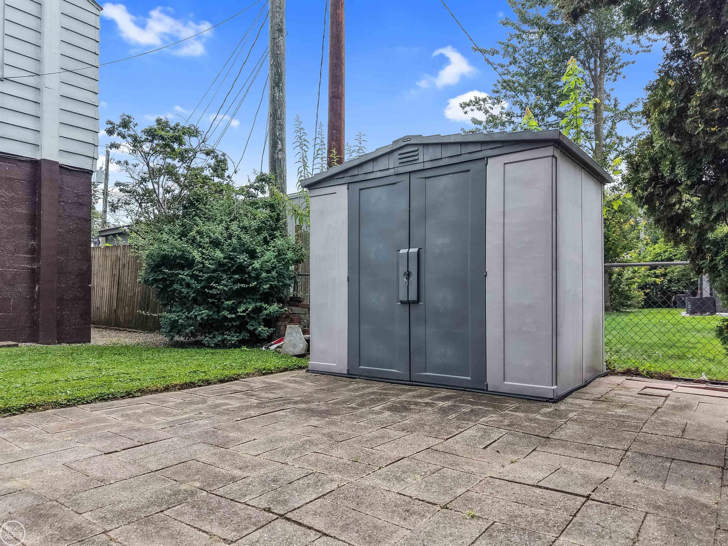 main property photo 28