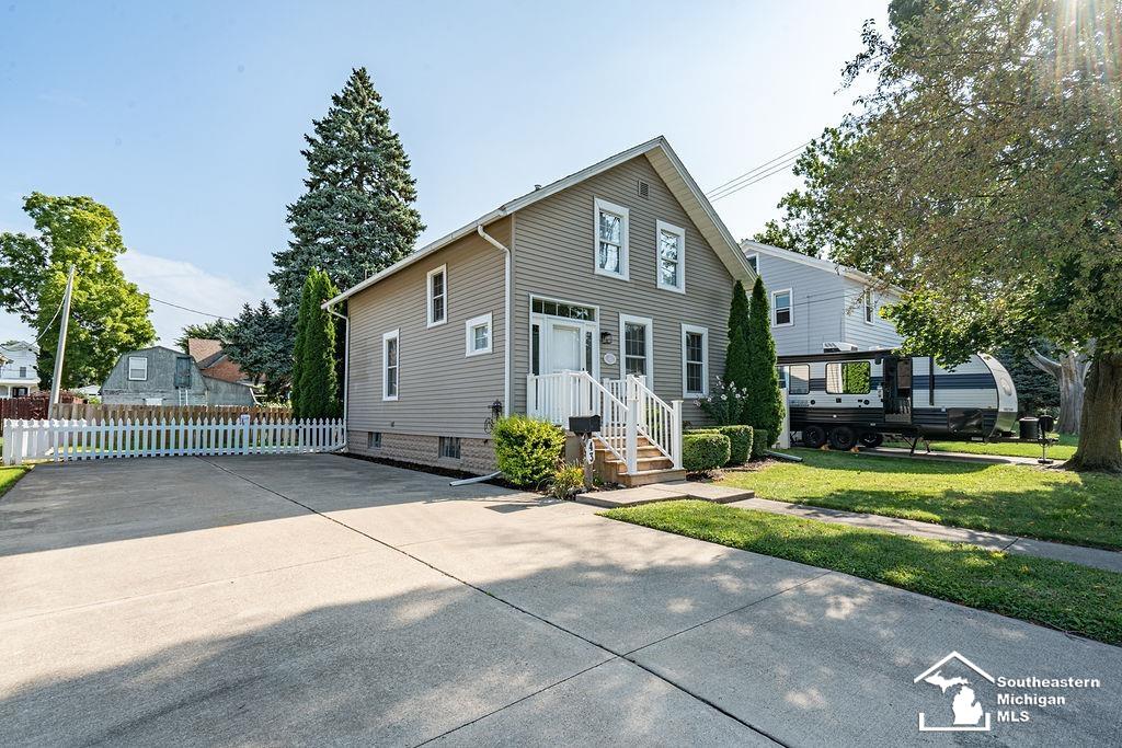 main property photo 32