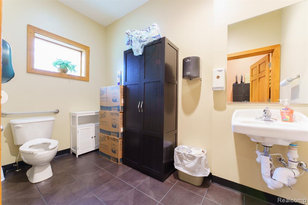 main property photo 32