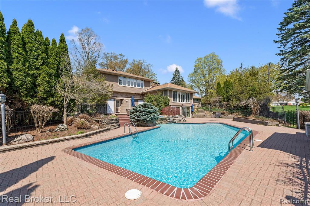 main property photo 40
