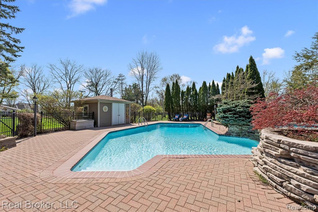main property photo 41