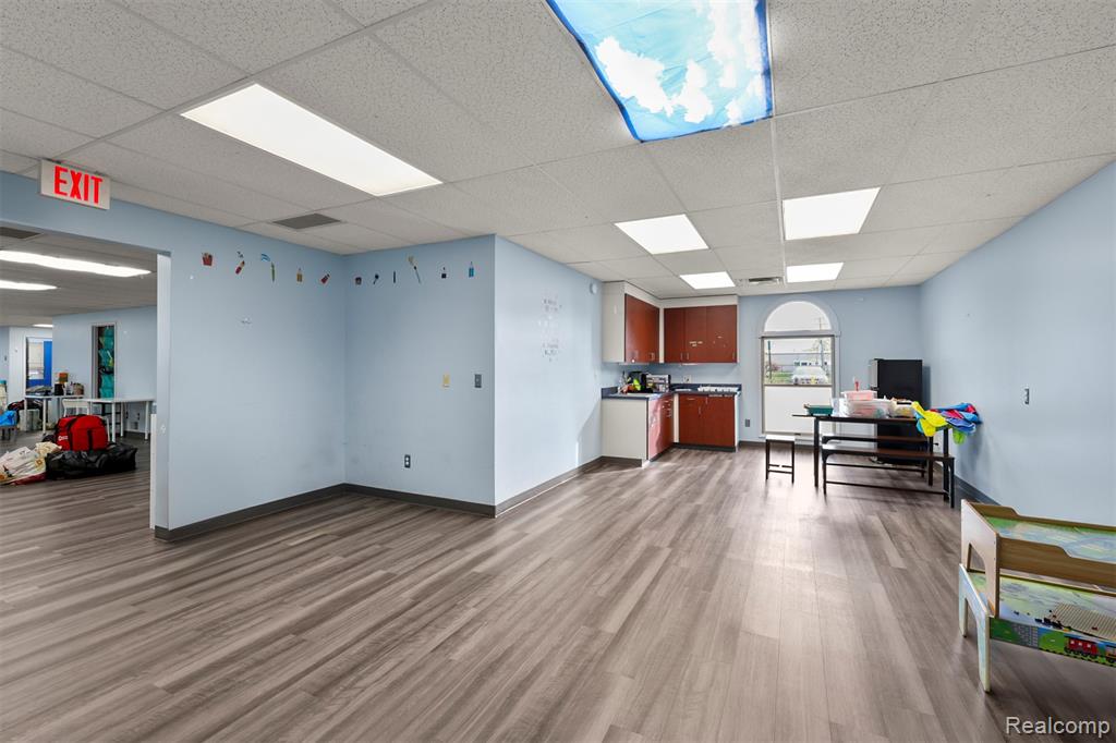 main property photo 11