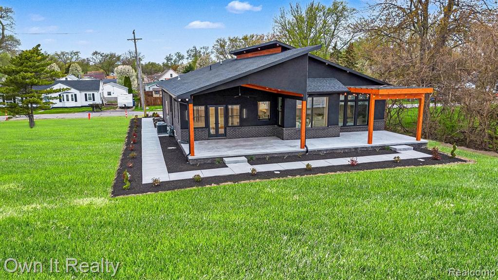 main property photo 32