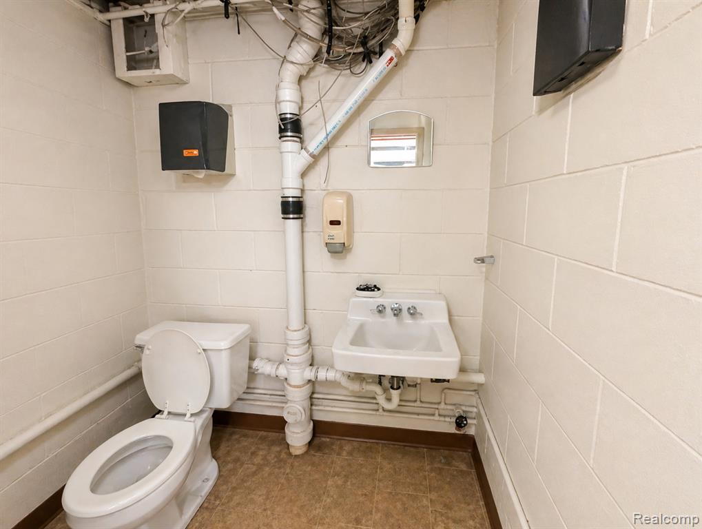 main property photo 37