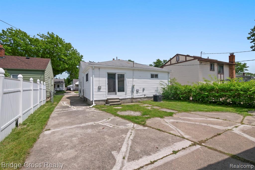 main property photo 28