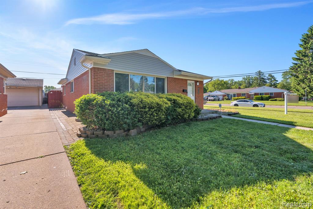 main property photo 28
