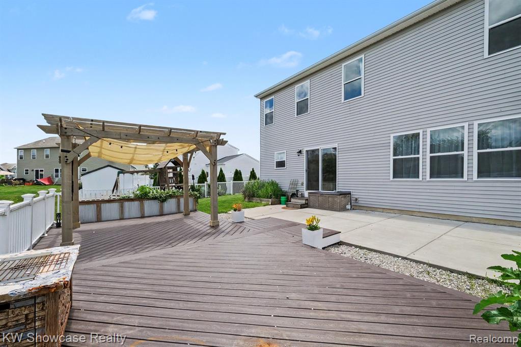 main property photo 30