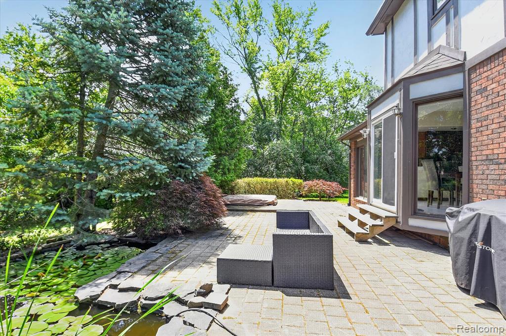 main property photo 28