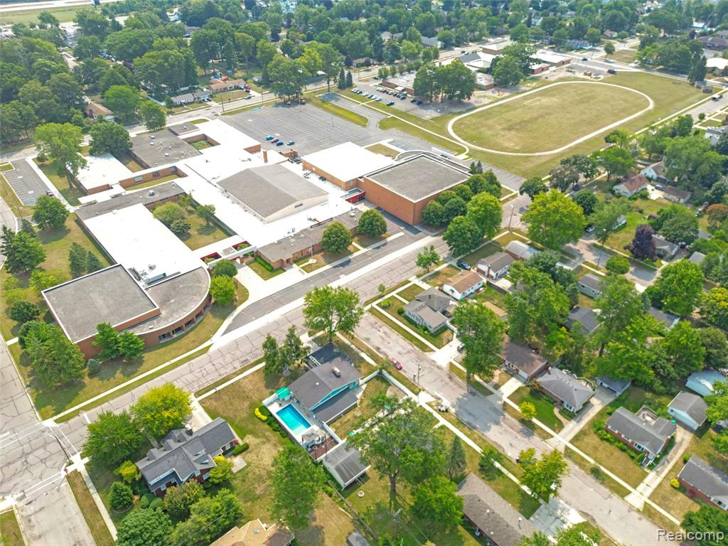 main property photo 33